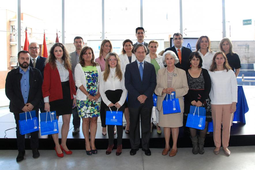 Reconocimiento a Empresas por Igualdad Salarial y Alcobendas Concilia - El alcalde García de Vinuesa con las personas homenajeadas.