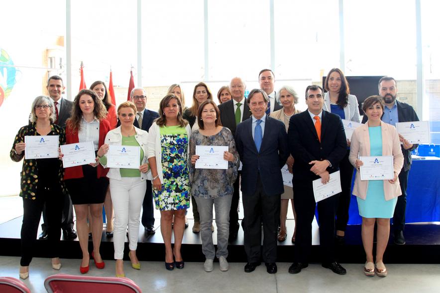 Reconocimiento a Empresas por Igualdad Salarial y Alcobendas Concilia - Imagen de todas las personas homenajeadas.