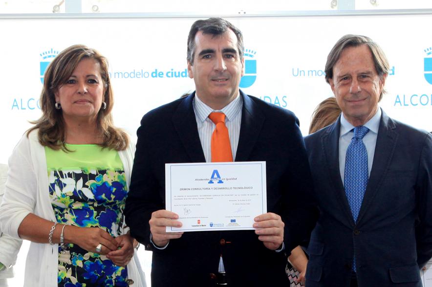 Reconocimiento a Empresas por Igualdad Salarial y Alcobendas Concilia - Imagen del alcalde García de Vinuesa con un homenajeado.