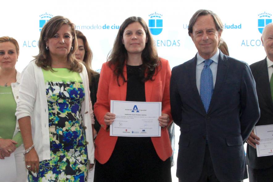 Reconocimiento a Empresas por Igualdad Salarial y Alcobendas Concilia - Imagen del alcalde García de Vinuesa con un homenajeada.