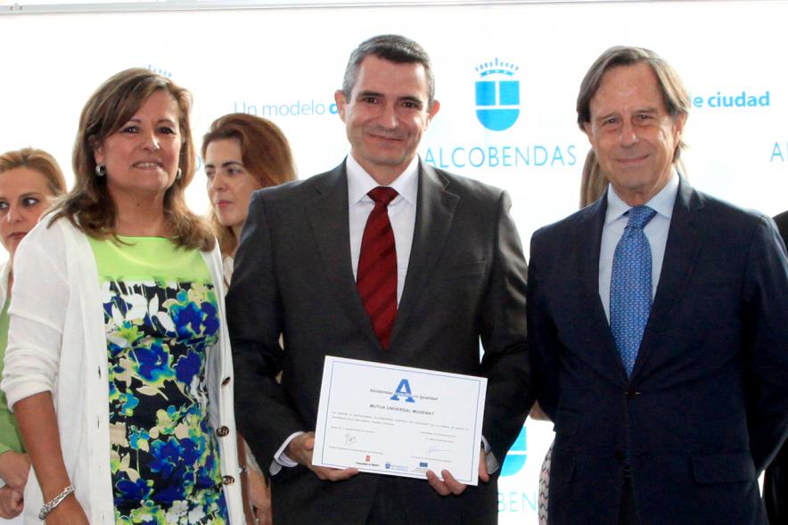 Reconocimiento a Empresas por Igualdad Salarial y Alcobendas Concilia - Imagen del alcalde García de Vinuesa con un homenajeado.