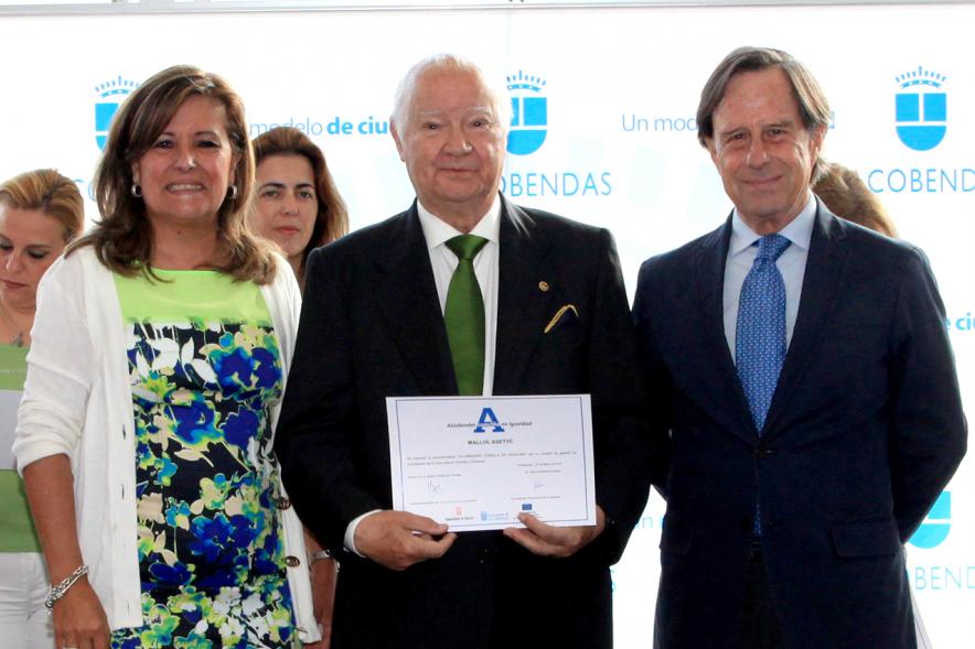 Reconocimiento a Empresas por Igualdad Salarial y Alcobendas Concilia - Imagen del alcalde García de Vinuesa con un homenajeado.