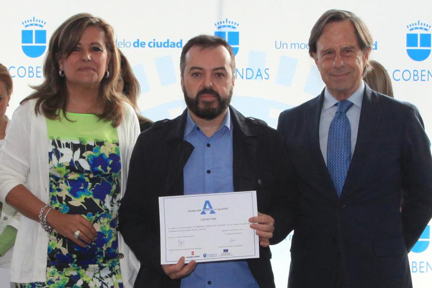 Reconocimiento a Empresas por Igualdad Salarial y Alcobendas Concilia - Imagen del alcalde García de Vinuesa con un homenajeado.
