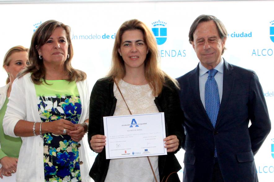 Reconocimiento a Empresas por Igualdad Salarial y Alcobendas Concilia - Imagen del alcalde García de Vinuesa con un homenajeada.
