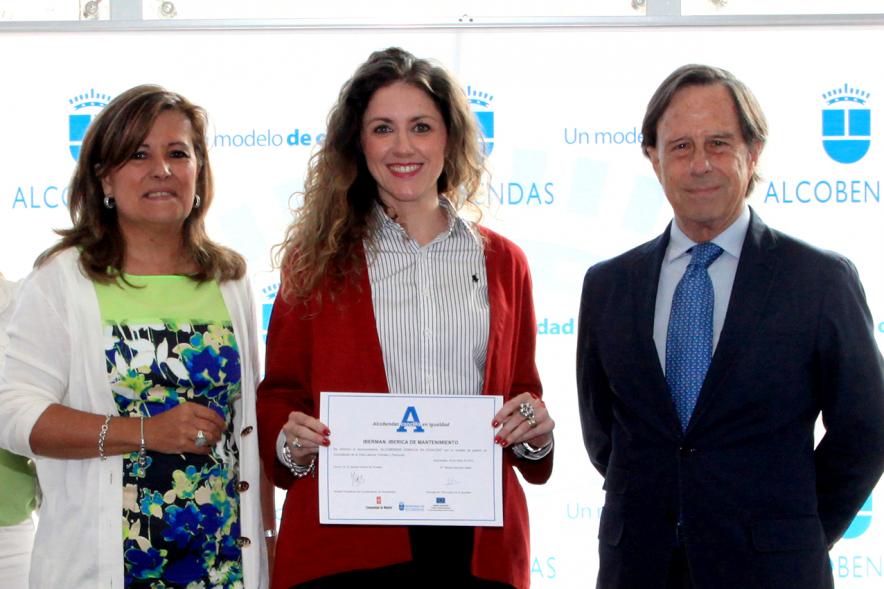 Reconocimiento a Empresas por Igualdad Salarial y Alcobendas Concilia - Imagen del alcalde García de Vinuesa con un homenajeada.