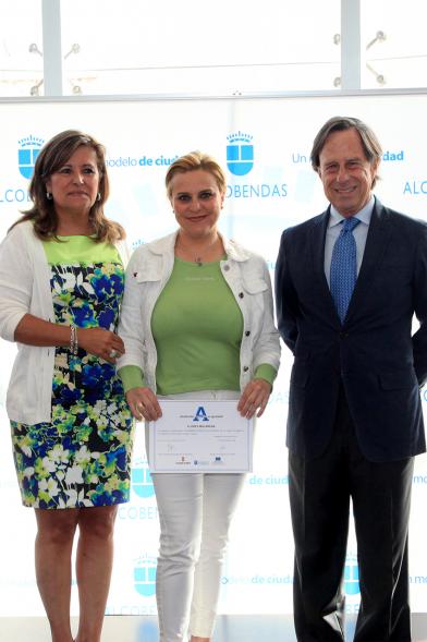 Reconocimiento a Empresas por Igualdad Salarial y Alcobendas Concilia - Imagen del alcalde García de Vinuesa con un homenajeada.