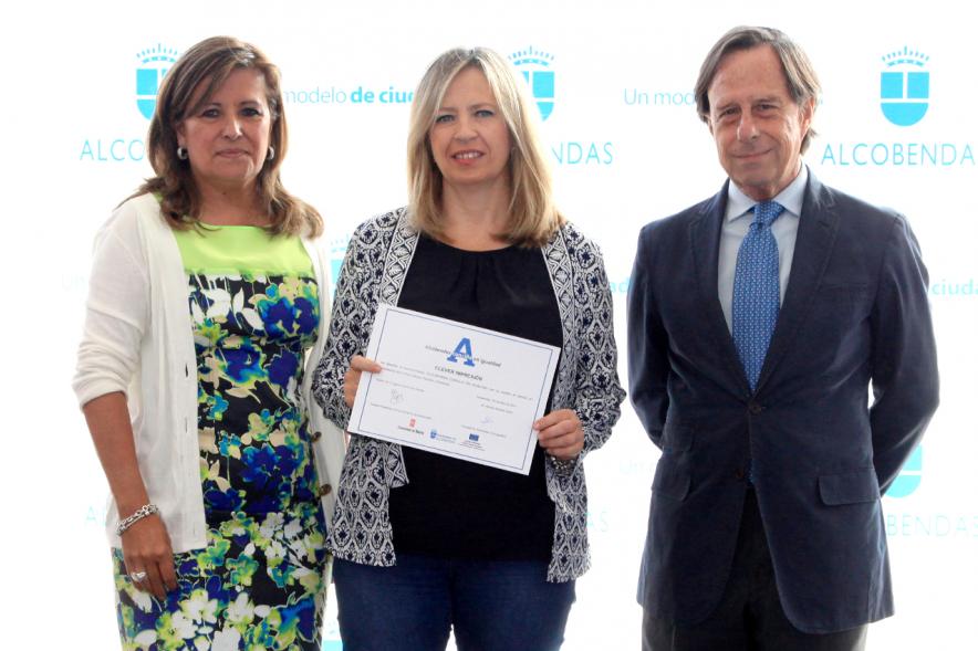 Reconocimiento a Empresas por Igualdad Salarial y Alcobendas Concilia - Imagen del alcalde García de Vinuesa con un homenajeada.