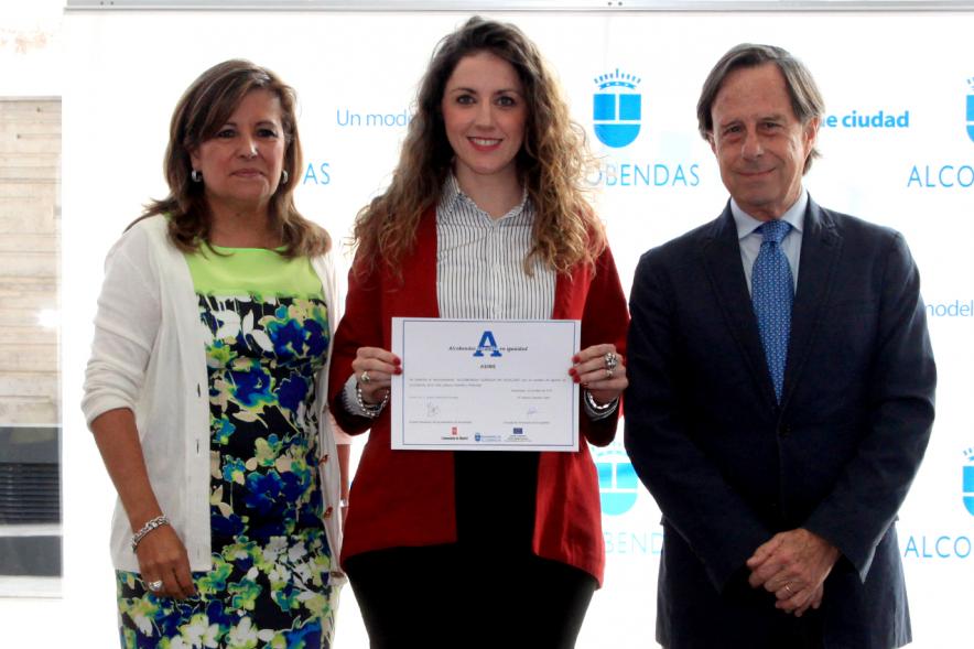 Reconocimiento a Empresas por Igualdad Salarial y Alcobendas Concilia - Imagen del alcalde García de Vinuesa con un homenajeado.