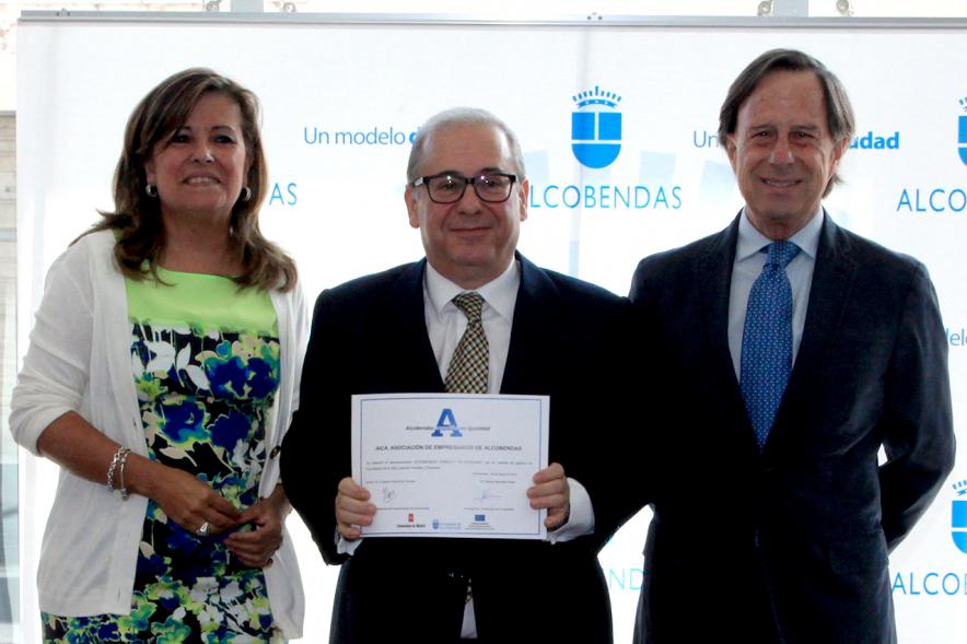 Reconocimiento a Empresas por Igualdad Salarial y Alcobendas Concilia - Imagen del alcalde García de Vinuesa con un homenajeado.
