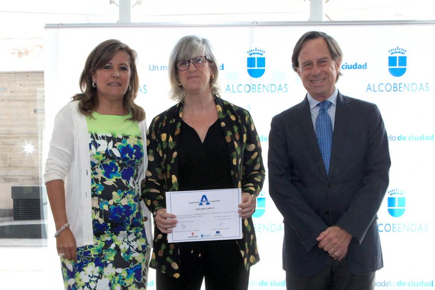 Reconocimiento a Empresas por Igualdad Salarial y Alcobendas Concilia - Imagen del alcalde García de Vinuesa con un homenajeada.