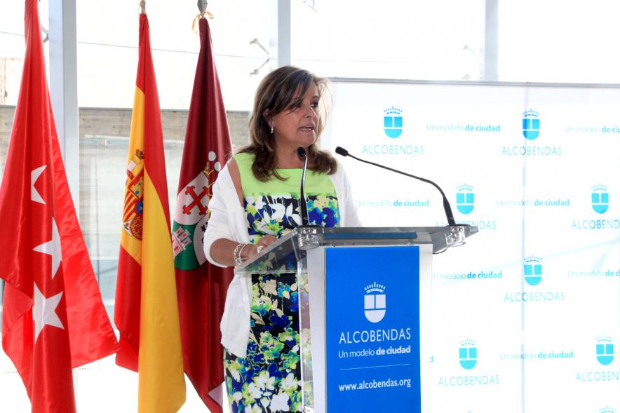 Reconocimiento a Empresas por Igualdad Salarial y Alcobendas Concilia - Imagen de una mujer dando un discurso.