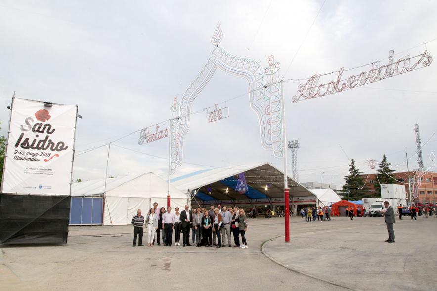 Miembros de la delegación municipal en el pórtico de luces