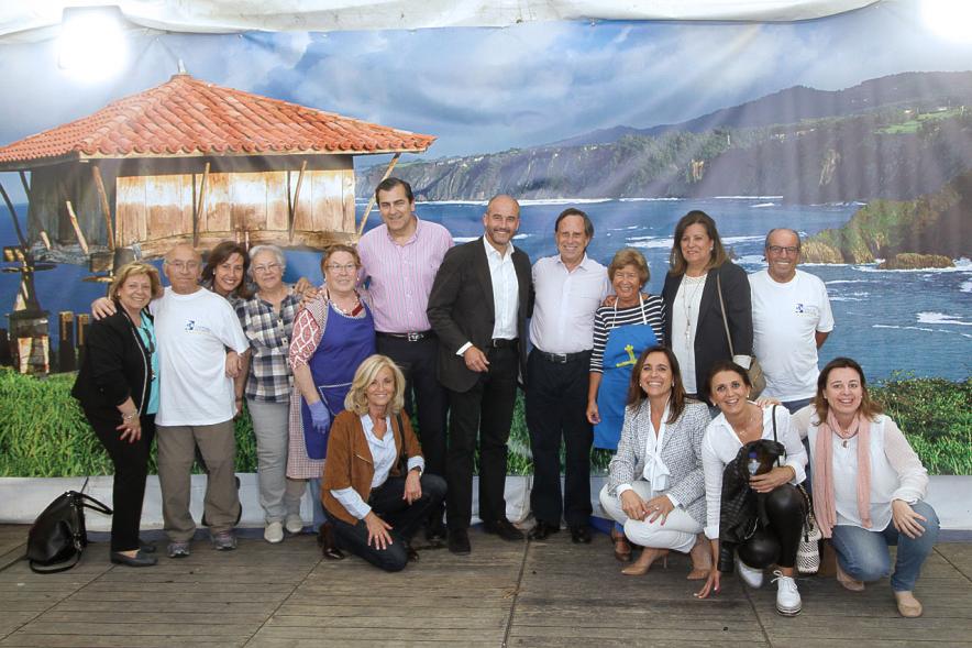 Delegación posando