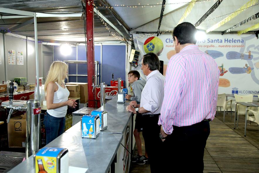 Autoridades charlando con voluntarios