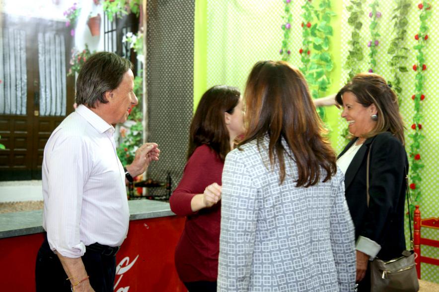 Miembros del consistorio saludando a voluntarios
