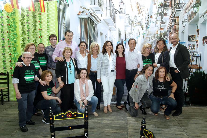 Miembros del consistorio posan con participantes
