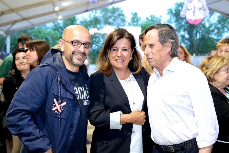 Miembros del consistorio saludan a voluntarios