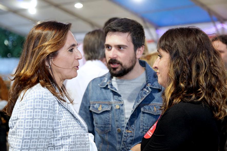 Delegación charlando