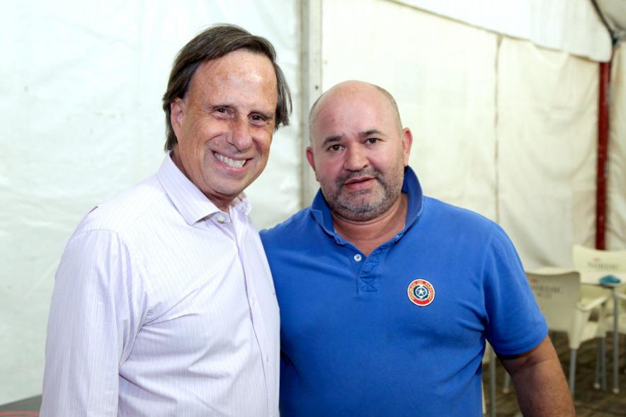 Alcalde García de Vinuesa charla con ciudadano