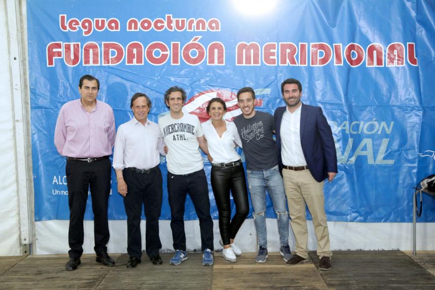 Miembros del consistorio posan con representante de la Fundación Meridional