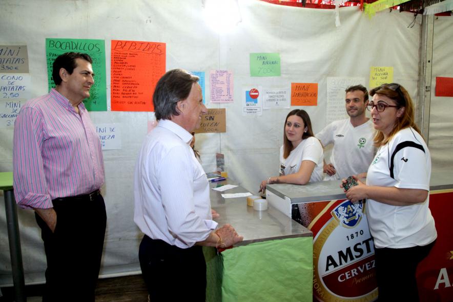 Miembros del consistorio charlan con asistentes