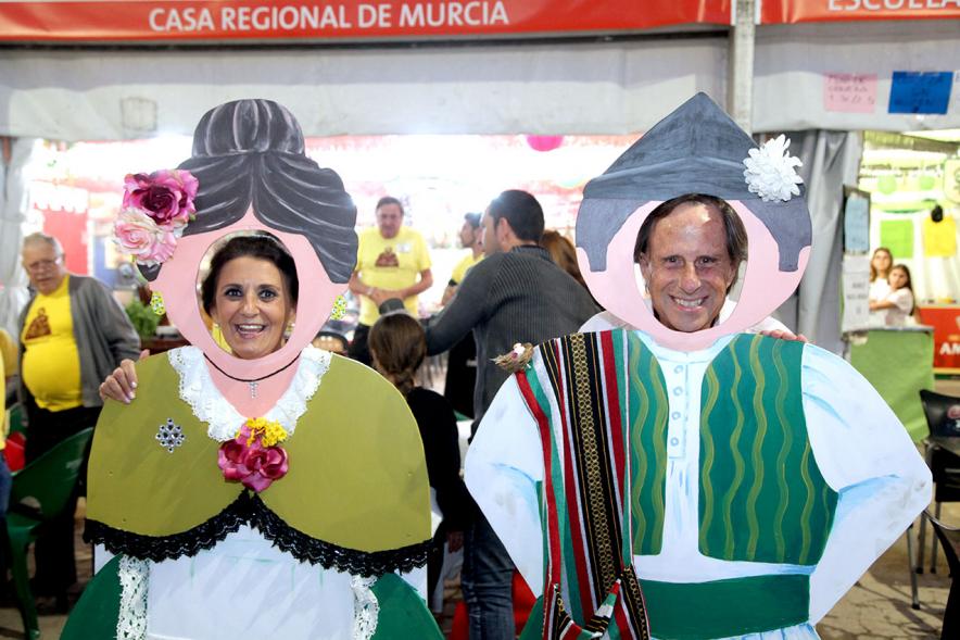 Alcalde García de Vinuesa y concejal Villalón Blesa Posan en muñecos de feria