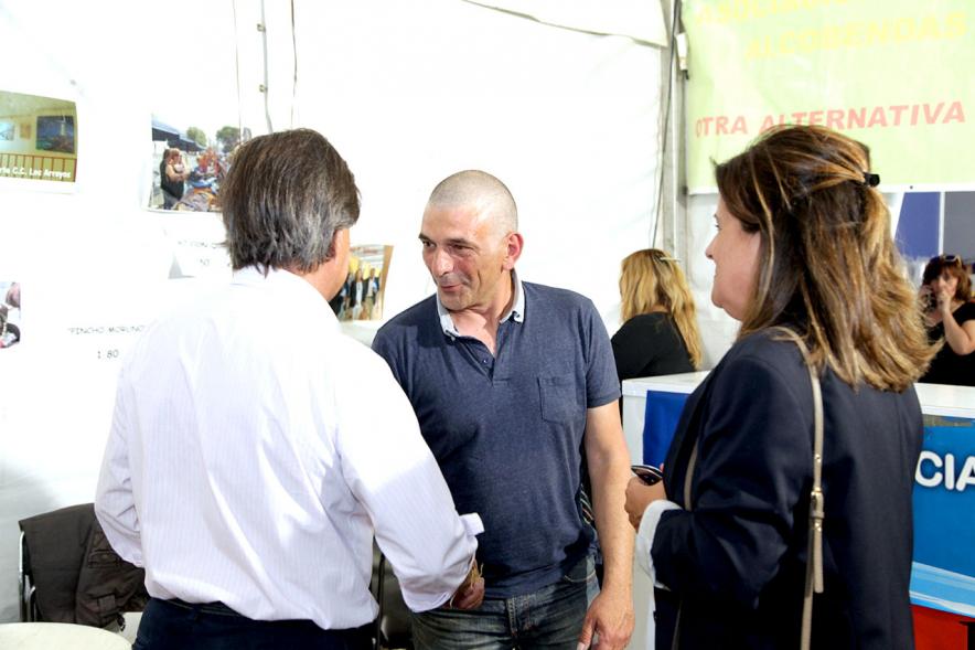 Miembros del consistorio saludan a ciudadanos durante la visita