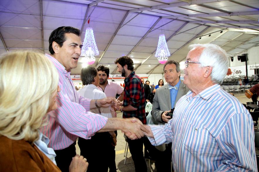 Miembros del consistorio saludan a asistentes