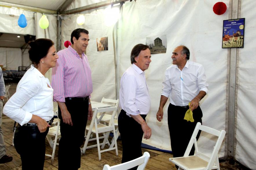 Miembros del consistorio charlan con un voluntario