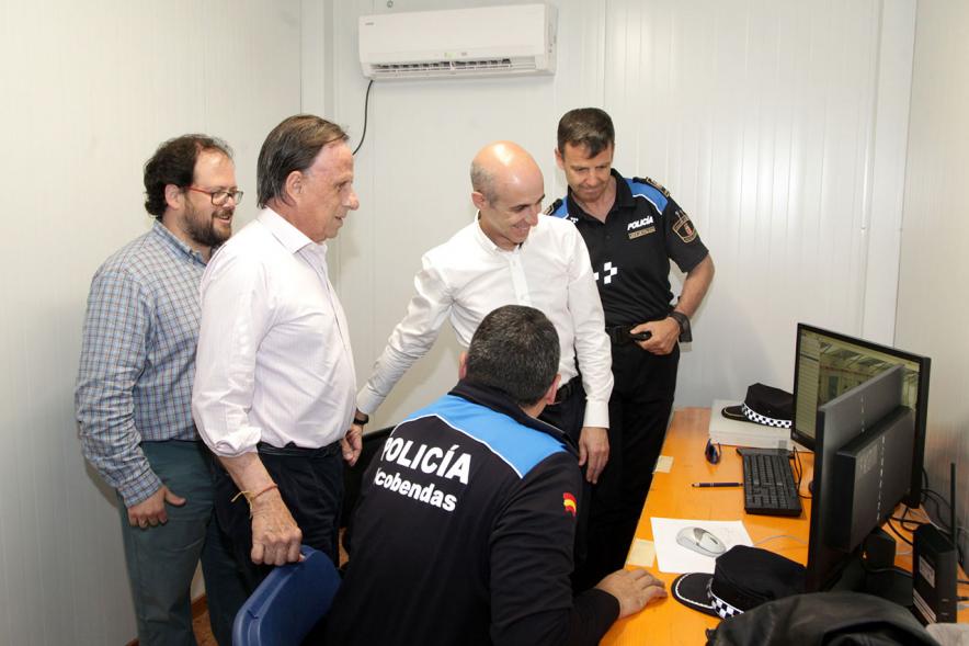 Delegación municipal con miembros de policía municipal