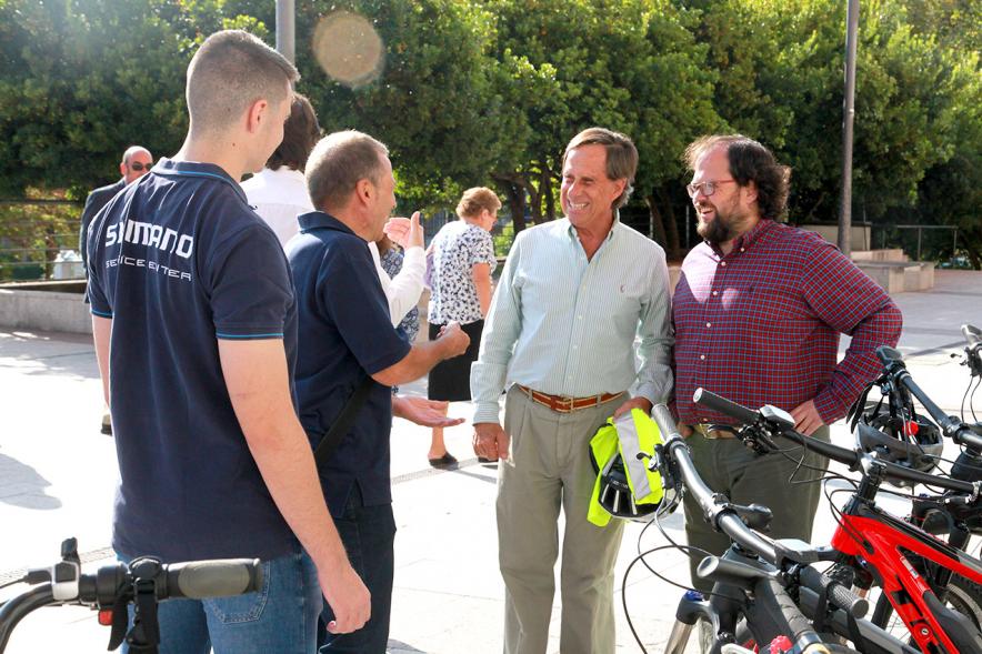 Semana de la Movilidad - Recorrido en Bicicleta - El alcalde y el concejal con el patrocinador.