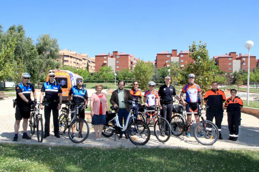 Refuerzo de Patrullaje en Bicicleta de la Policía Local - Imagen de policías con publico asistente al acto de presentación.
