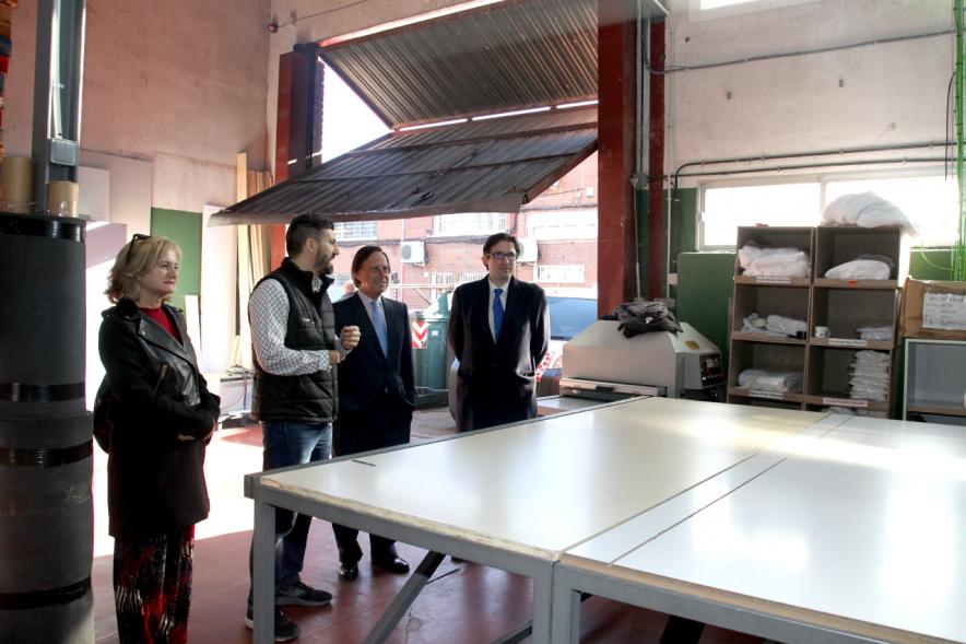 Inauguración Ampliación Instalaciones Empresa regalooriginal.com - Imagen del alcalde García de Vinuesa visitando junto a otras personas las instalaciones empresa regalooriginal.com.