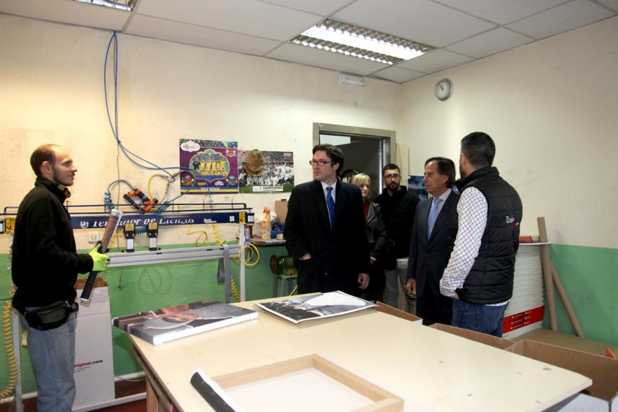 Inauguración Ampliación Instalaciones Empresa regalooriginal.com - Imagen del alcalde García de Vinuesa visitando junto a otras personas las instalaciones empresa regalooriginal.com.