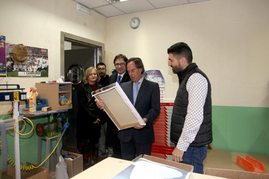 Inauguración Ampliación Instalaciones Empresa regalooriginal.com - Imagen del alcalde García de Vinuesa visitando junto a otras personas las instalaciones empresa regalooriginal.com.