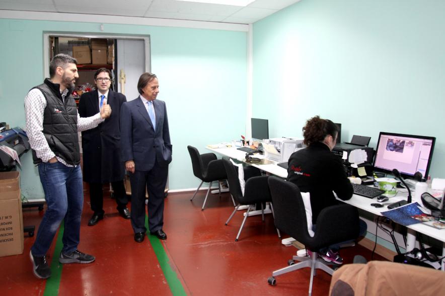 Inauguración Ampliación Instalaciones Empresa regalooriginal.com - Imagen del alcalde García de Vinuesa visitando junto a otras personas las instalaciones empresa regalooriginal.com.