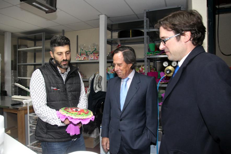 Inauguración Ampliación Instalaciones Empresa regalooriginal.com - Imagen del alcalde García de Vinuesa visitando junto a otras personas las instalaciones empresa regalooriginal.com.