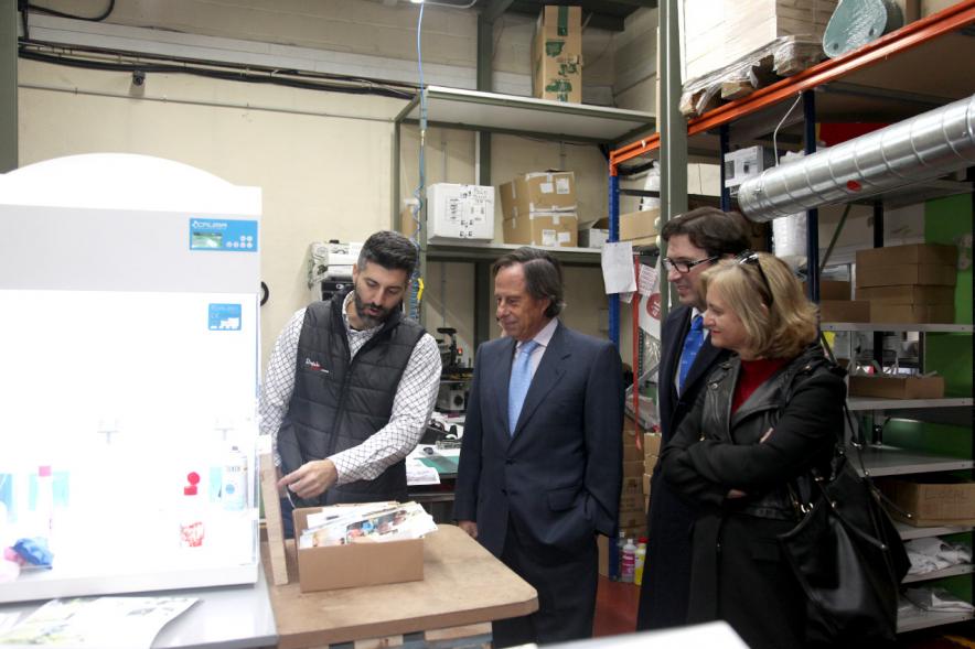 Inauguración Ampliación Instalaciones Empresa regalooriginal.com - Imagen del alcalde García de Vinuesa visitando junto a otras personas las instalaciones empresa regalooriginal.com.
