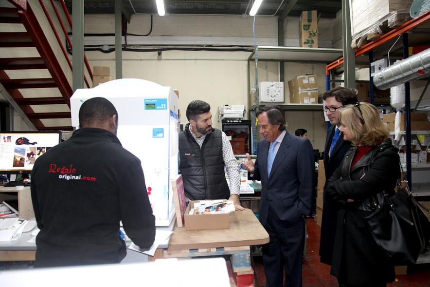 Inauguración Ampliación Instalaciones Empresa regalooriginal.com - Imagen del alcalde García de Vinuesa visitando junto a otras personas las instalaciones empresa regalooriginal.com.