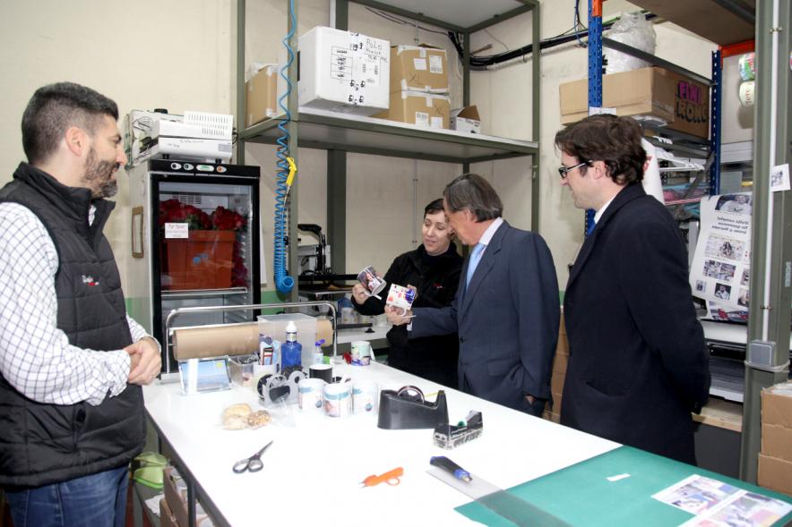 Inauguración Ampliación Instalaciones Empresa regalooriginal.com - Imagen del alcalde García de Vinuesa visitando junto a otras personas las instalaciones empresa regalooriginal.com.