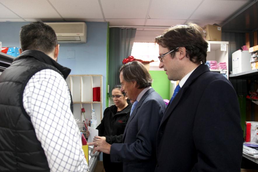 Inauguración Ampliación Instalaciones Empresa regalooriginal.com - Imagen del alcalde García de Vinuesa visitando junto a otras personas las instalaciones empresa regalooriginal.com.