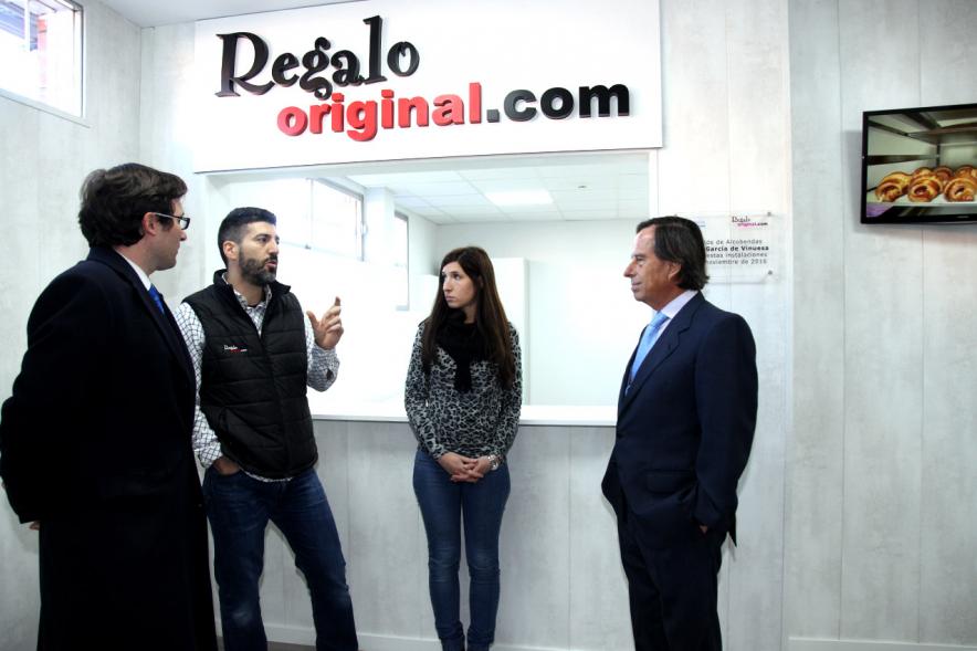 Inauguración Ampliación Instalaciones Empresa regalooriginal.com - Imagen del alcalde García de Vinuesa visitando junto a otras personas las instalaciones empresa regalooriginal.com.