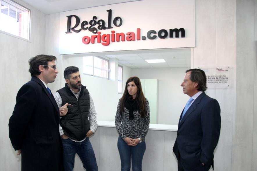 Inauguración Ampliación Instalaciones Empresa regalooriginal.com - Imagen del alcalde García de Vinuesa visitando junto a otras personas las instalaciones empresa regalooriginal.com.