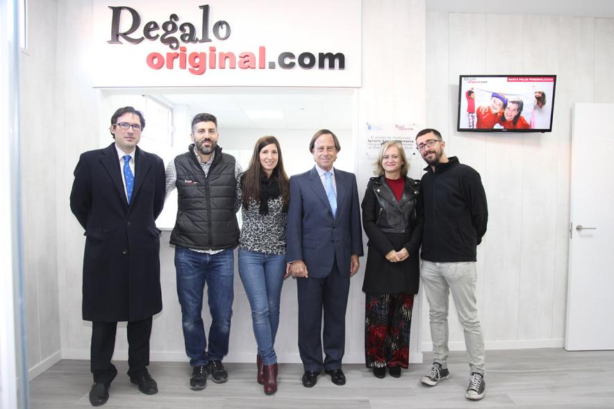 Inauguración Ampliación Instalaciones Empresa regalooriginal.com - Imagen del alcalde García de Vinuesa visitando junto a otras personas las instalaciones empresa regalooriginal.com.