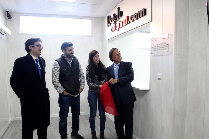 Inauguración Ampliación Instalaciones Empresa regalooriginal.com - Imagen del alcalde García de Vinuesa visitando junto a otras personas las instalaciones empresa regalooriginal.com.