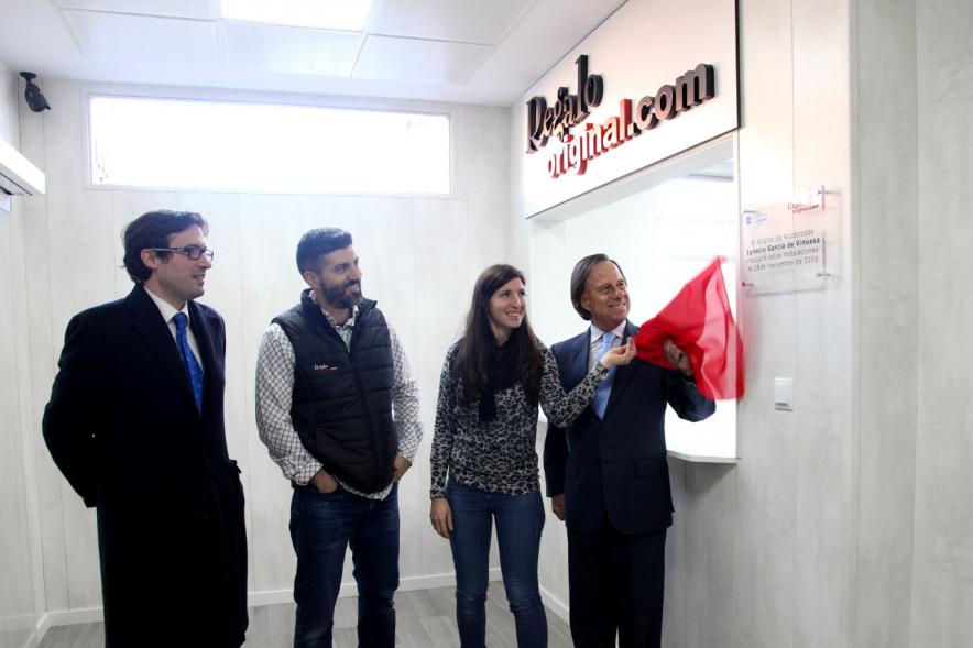 Inauguración Ampliación Instalaciones Empresa regalooriginal.com - Imagen del alcalde García de Vinuesa visitando junto a otras personas las instalaciones empresa regalooriginal.com.