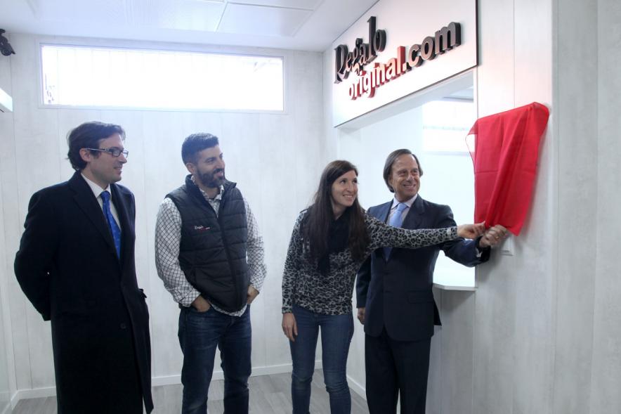 Inauguración Ampliación Instalaciones Empresa regalooriginal.com - Imagen del alcalde García de Vinuesa visitando junto a otras personas las instalaciones empresa regalooriginal.com.