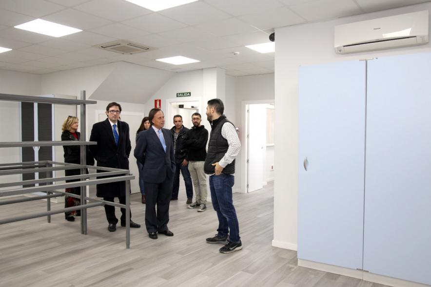 Inauguración Ampliación Instalaciones Empresa regalooriginal.com - Imagen del alcalde García de Vinuesa visitando junto a otras personas las instalaciones empresa regalooriginal.com.