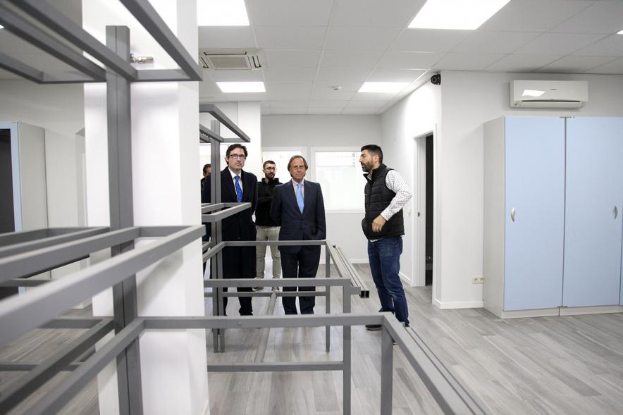 Inauguración Ampliación Instalaciones Empresa regalooriginal.com - Imagen del alcalde García de Vinuesa visitando junto a otras personas las instalaciones empresa regalooriginal.com.
