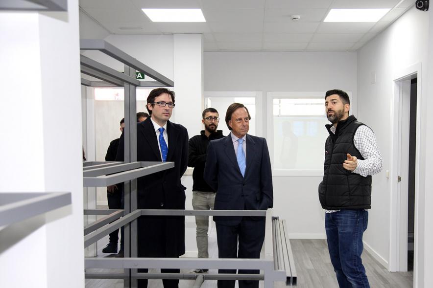 Inauguración Ampliación Instalaciones Empresa regalooriginal.com - Imagen del alcalde García de Vinuesa visitando junto a otras personas las instalaciones empresa regalooriginal.com.